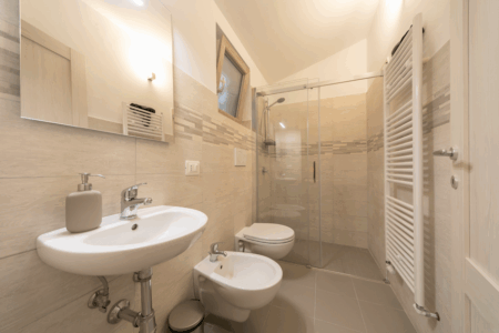 Bagno del trullo Alfieri con lavandino, bidet, doccia a porta apribile. Ambiente dai toni neutri e rilassanti.