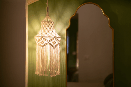 Camera da letto matrimoniale trullo Alfieri, con specchiera, sgabello, comò, finestra a muro, specchio, climatizzatore e termosifone.